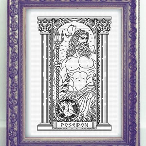 Op de afbeelding: Zwart-wit ingelijste kunstafdruk met een gedetailleerde illustratie van de Griekse god Poseidon. Het kunstwerk toont Poseidon met een drietand, met het woord "POSEIDON" onderaan. De lijst is versierd en donker.