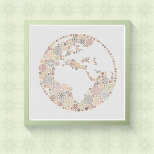 Könnte beinhalten: Ein gerahmtes Kunstwerk mit einem kreisförmigen Design, das aus verschiedenen kleinen, filigranen Mustern in Braun-, Rot- und Beigetönen besteht. Die Muster ähneln Zahnrädern oder Rädern und erzeugen ein einzigartiges und abstraktes Design.