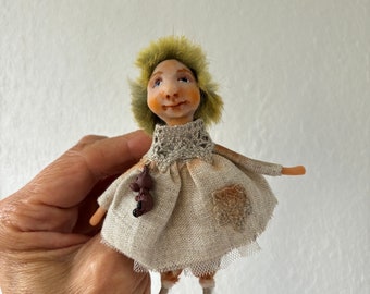 Broche de muñeca de arte OOAK, broche de muñeca de arcilla polimérica, broche de muñeca primitiva, broche de muñeca en miniatura, regalo para niñas, accesorio para niñas, muñecas de pelo rojo