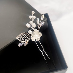 Small white flower hair pin, Wedding hair piece bridesmaid gift, Bridal bobby pin