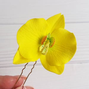 Orchid hair pin Wedding headpiece, Floral hair comb Bride hair piece  Tropical flower hair, Bridesmaid gift  Beach flowers hair accessories