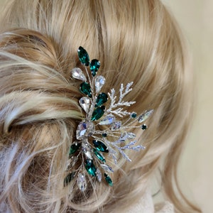 Hair comb wedding silver, Bridal comb with emerald crystal and branch for bride, Hair comb wedding greenery, Green prom headpiece