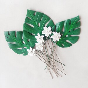 Pieza de pelo nupcial con hoja de monstera, pieza de pelo de Greenery Baby tocado de aliento blanco gypsophila floral Accesorios para el cabello de la boda