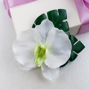 Bridal hair pins White orchid flower hair clip with Monstera leaves, Tropical hair clip Wedding hair piece Floral hairpin Flower headpiece