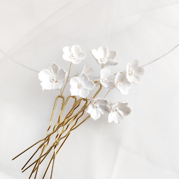 Bridal minimal hair pins Small white flowers, Wedding hair piece bridesmaid gift