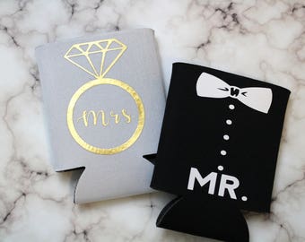 Refrigeratori per lattine Mr. & Mrs., refrigeratori per lattine personalizzati, regali per coppia, refrigeratori per cani ad anello e papillon, set di refrigeratori per lattine, regali per sposi e sposi