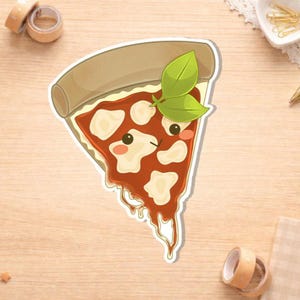 Può includere: Un adesivo a forma di fetta di pizza a cartoni animati con una faccia sorridente, condita con formaggio bianco e foglie di basilico verdi. La pizza ha una crosta marrone e salsa rossa, con un contorno bianco. Un adesivo divertente a tema cibo.