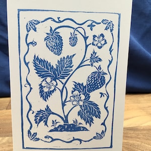 Erdbeere Grußkarte, Handgedruckt, Linolschnitt, handgemacht, unbeschrieben, Pflanze, Blume, Delft, Nachmittagstee, Gärtner, Obst, Beeren, hübsch.