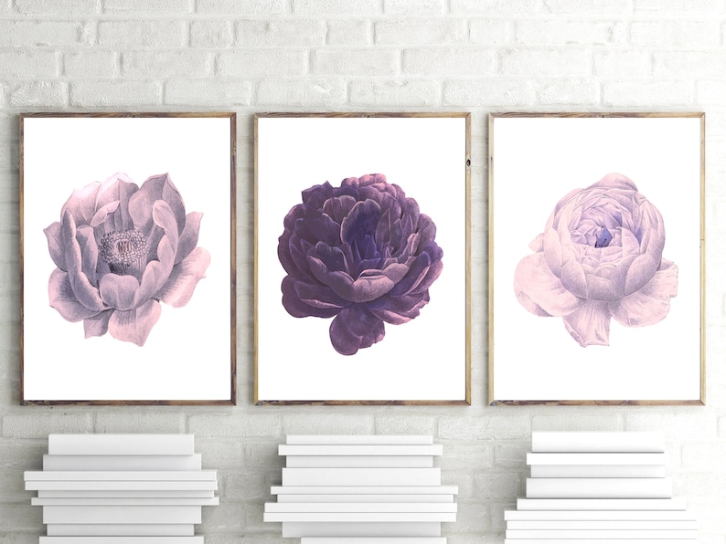 Puede incluir: Tres impresiones enmarcadas de flores moradas y rosas. Las flores son de estilo vintage y tienen un toque suave y rom&aacute;ntico.