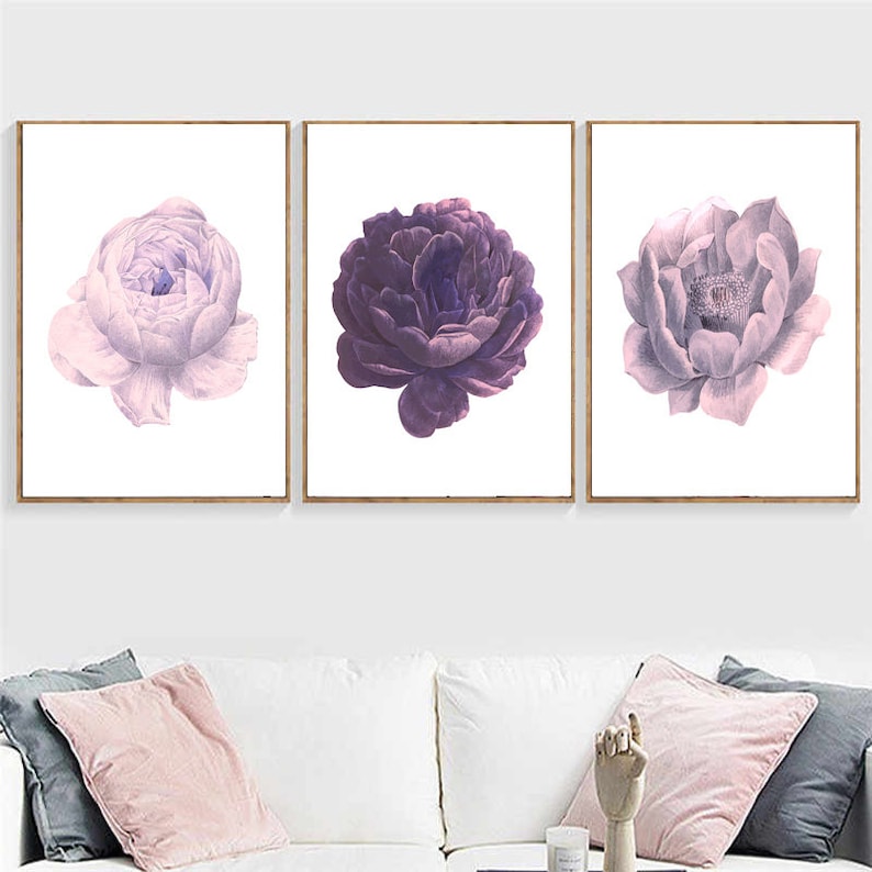 Puede incluir: Conjunto de tres impresiones florales con flores moradas y rosas sobre un fondo blanco. Las impresiones est&aacute;n enmarcadas en un marco de madera simple.