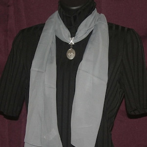 Scarf w/Jewelry Accessory - Gray