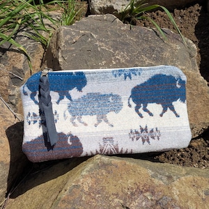 Puede incluir: Una taza de cer&aacute;mica blanca con un asa negra y el texto "But First, Coffee" en negro, con una fuente de estilo manuscrito. La taza est&aacute; sobre una superficie blanca.