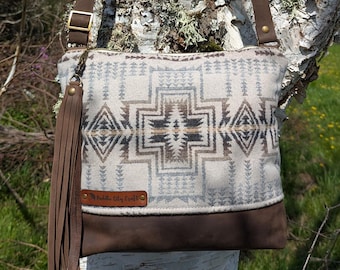 Bolso bandolera grande confeccionado con lana y cuero de primera calidad con estampado western.