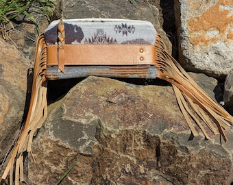 Bolso de mano estilo western con flecos, confeccionado con lana y cuero Pendleton®.