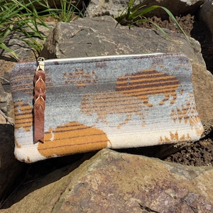 Puede incluir: Un juego de tres tazas de cerámica con acabado mate moteado. Las tazas son de color crema, gris claro y gris oscuro. Cada taza tiene un diseño simple y minimalista.