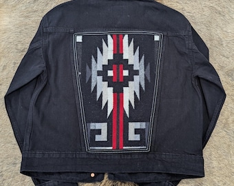 Chaqueta vaquera negra adornada con lana, denim del suroeste