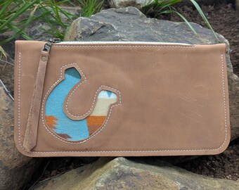 Bolso de mano tipo herradura de lana premium y cuero color camel.