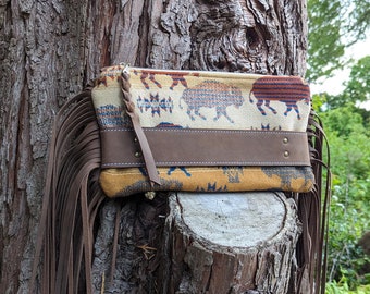 Clutch con flecos occidentales, elaborado con lana y cuero Pendleton®, clutch grande