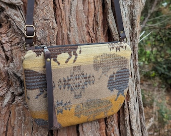 Umhängetasche aus Pendleton® Wolle und Leder | Verstellbarer Gurtbeutel | Western Geldbörse | Im Land des Büffels