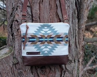 Bolso bandolera grande elaborado con lana y cuero con estampado suroeste