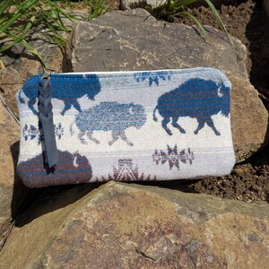 Puede incluir: Una taza de cer&aacute;mica blanca con un asa negra y el texto "But First, Coffee" en negro, con una fuente de estilo manuscrito. La taza est&aacute; sobre una superficie blanca.