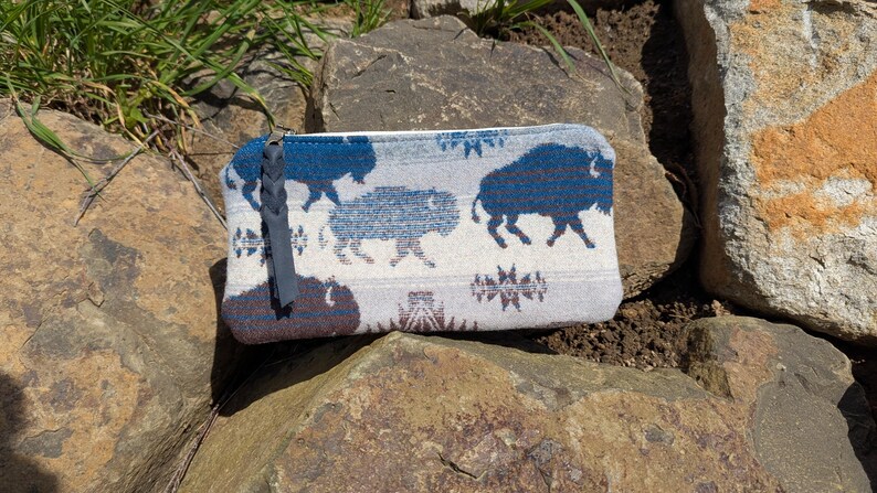 Puede incluir: Una taza de cer&aacute;mica blanca con un asa negra y el texto "But First, Coffee" en negro, con una fuente de estilo manuscrito. La taza est&aacute; sobre una superficie blanca.