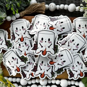 Niedlicher Marshmallow, der am Feuer sitzt, niedlicher und lebendiger Aufkleber, der überall hinzugefügt werden kann. Journaling Aufkleber, lustige Geschenke für alle, gemütliche Ästhetik
