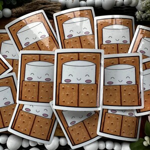 以下が含まれることがあります： グラハムクラッカーの中に笑顔のマーシュマロが描かれた、カラフルなステッカー10枚セット。手帳、ノートパソコン、水筒などに貼って、遊び心を取り入れてみてはいかがでしょうか。