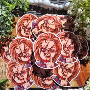 Adesivo in vinile laminato con disegno horror di Chucky con dito medio