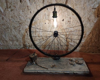 Lampe aus alter Fahrradfelge, Stehleuchte, Recycelte Kunst, Felgenlampe, Upcycling, Altholz