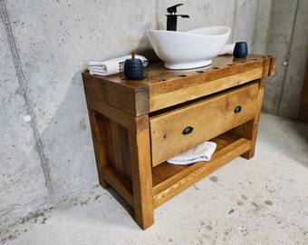 Lavabo réalisé à partir d'un ancien banc de rabotage avec un grand tiroir