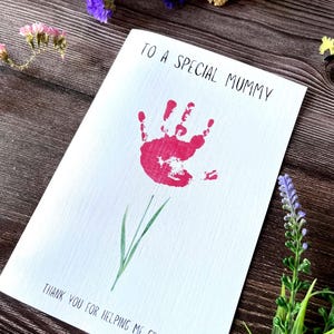 Carte de fleurs imprimable pour maman avec empreinte de main - Un beau souvenir DIY. Parfait pour la première fête des mères ou un anniversaire.