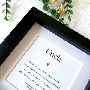 Puede incluir: Un marco negro que contiene una impresión con la palabra « Uncle » en la parte superior, un corazón rojo y un poema. El marco rodea un passe-partout blanco y una impresión blanca con texto negro. Decorado con acentos florales verdes y amarillos.