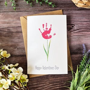 Tarjeta con huella de mano de bebé para San Valentín - Solo ilustraciones en blanco - Descarga digital - Hazlo tú mismo en casa. Primera tarjeta de San Valentín para mamá o papá.
