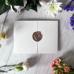 Save the Date Hochzeitskarten gefaltet und versiegelt mit Wachsstempel. Metallischer Folien-Text. Gedrucktes physisches Objekt inklusive Umschlag.