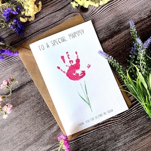 Cartão personalizado de flor com impressão de mão de bebê para mamãe | Nana | Vovó. Lembrança especial para o primeiro dia das mães | Aniversário. Produto físico.