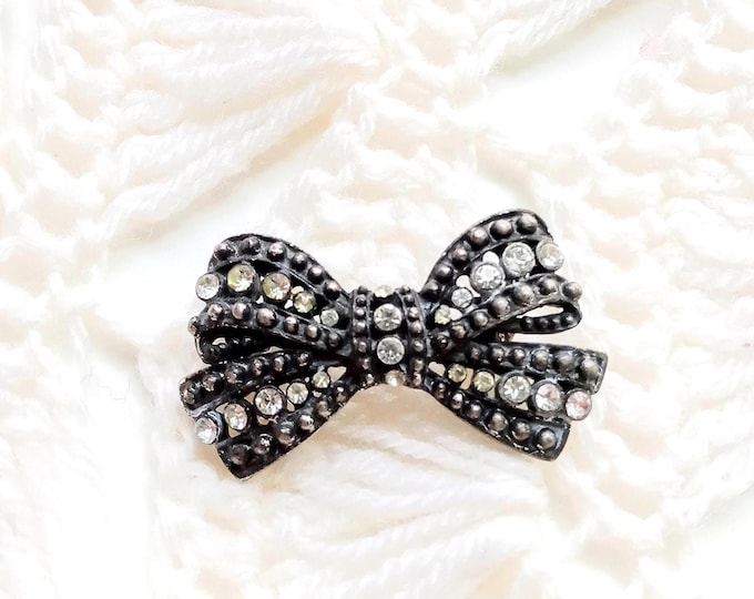 Broche Vintage Années 40 Nœud Argenté – Strass Cristaux Anciens – Bijou Rétro Chic – Style Pin-up et Romantique