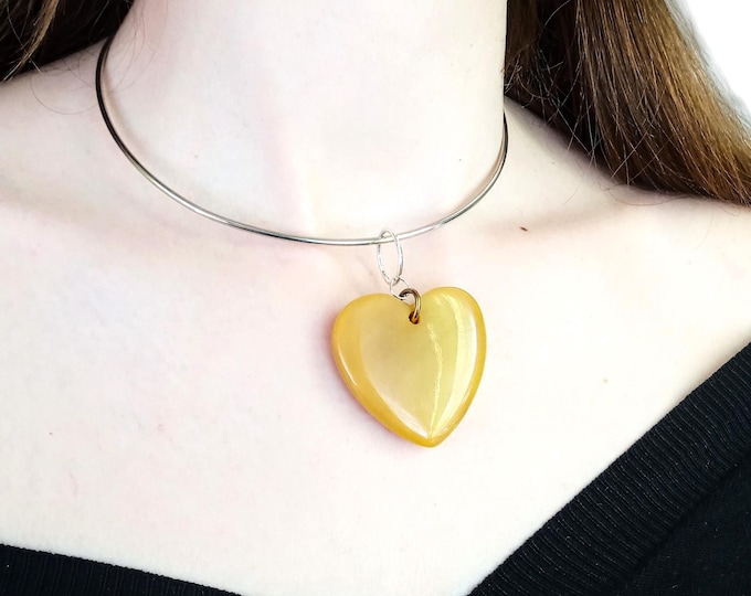 Metal Choker Necklace with Beige Heart Pendant – Bohemian Hippie Vintage 90s Style – Babydoll Look