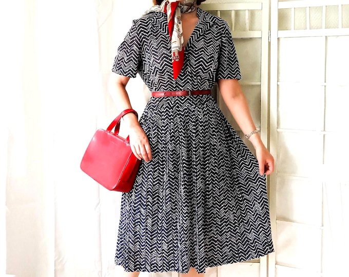 Robe Midi Vintage Fin Années 70 / Début 80 Grande Taille – Jupe Plissée Corolle & Motifs Zigzag style 50s taille 44/46