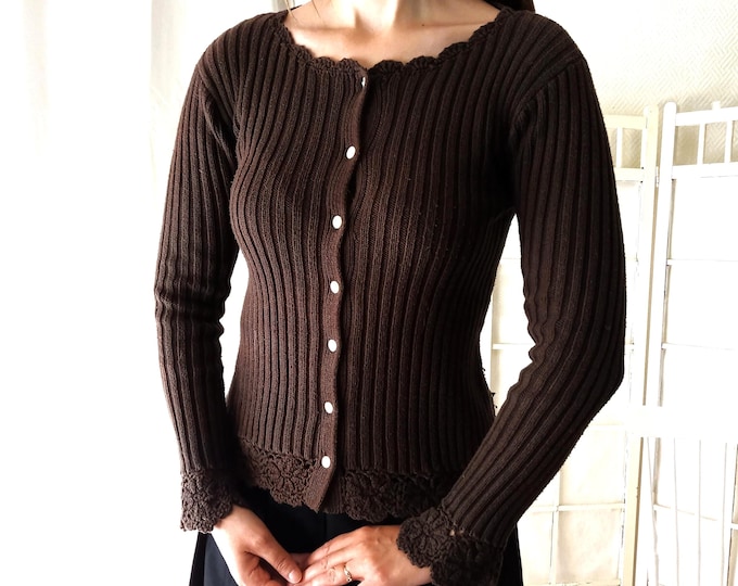 Gilet marron vintage 90s style 70s bohème, cardigan ajusté maille côtelée et bordures crochet fleur, boutons nacre, taille XS S (34 36)