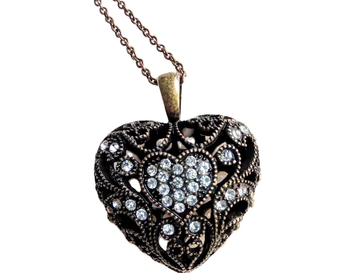 Pendentif Cœur Victorian Revival – Filigrane Bronze Antique & Strass – Années 90