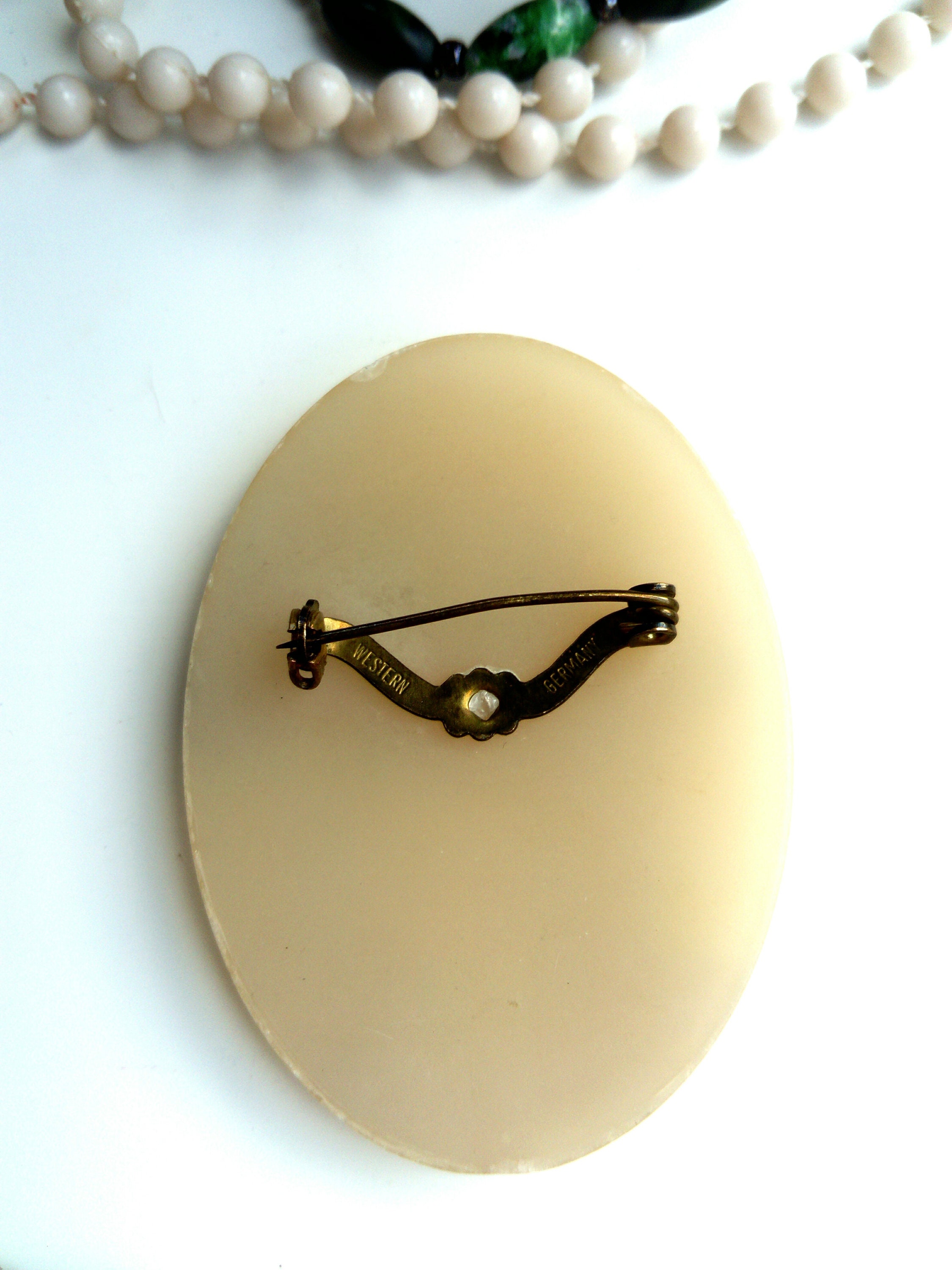 Fake cameo brooch lady in hat 70s /1970's lady hat fake cameo brooch