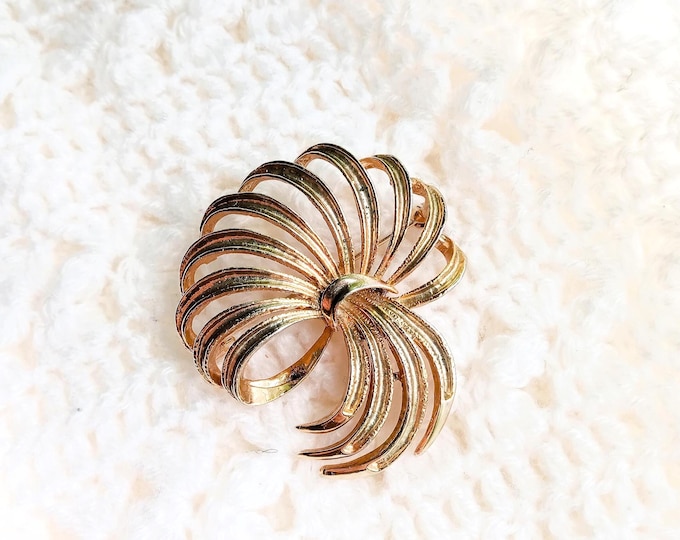Broche Dorée Vintage Années 70/80 à Volutes – Inspiration Bijoux Rétro 1940/1950
