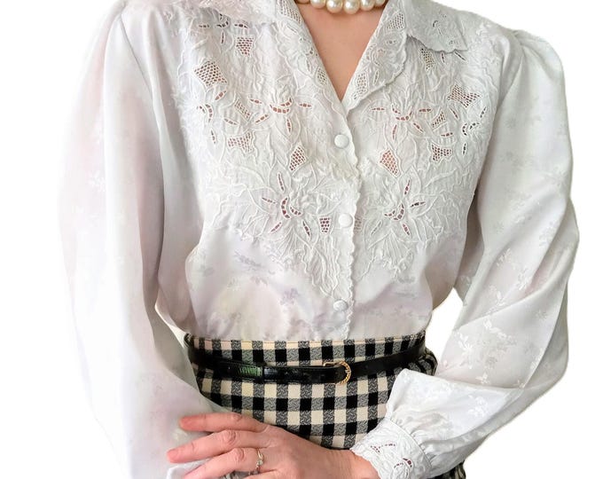 Chemisier Vintage Grande Taille Satiné Blanc Années 80 – Col Dentelle – Blouse Rétro Chic Élégante – Style Classique Intemporel – XXL(44)