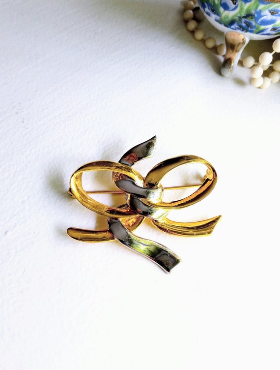 Vintage 80s brooch 40s style intertwined knot //V… - image 1