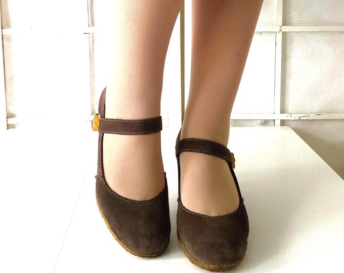 Chaussures Babies Mary Jane Vintage Y2K Clarks Originals 39 – Daim Marron Chocolat, Talon Compensé 6 cm & Boîte d'Origine – Vintage 2000s