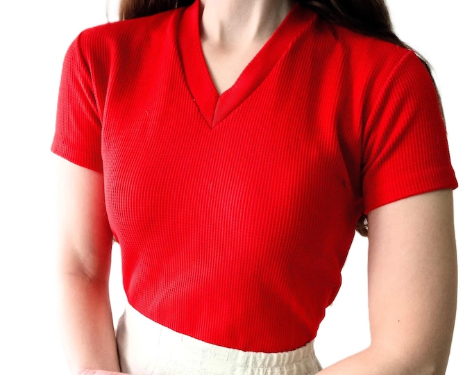 T-shirt rouge Vintage Années 60 Neuf Deadstock - Col V - Vêtement Sport Femme Vintage -  Fabriqué en France - S/M (36/38) ou L/XL (42/42)