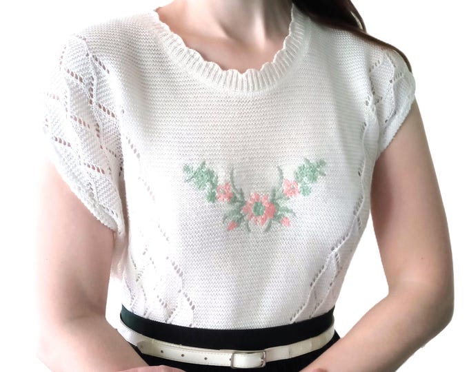 Pull Crochet Blanc Vintage Années 80 – Broderies Florales – Col Dentelé – Style Rétro Années 40 – Esprit Romantique Cottagecore – Taille 42