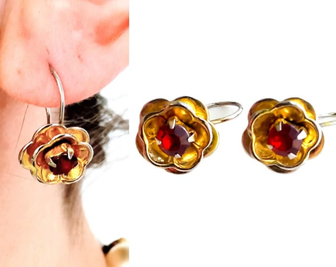 Classic Discret floral Earrings – Timeless- Gold Flower with Red Rhinestones - Vintage 1990s