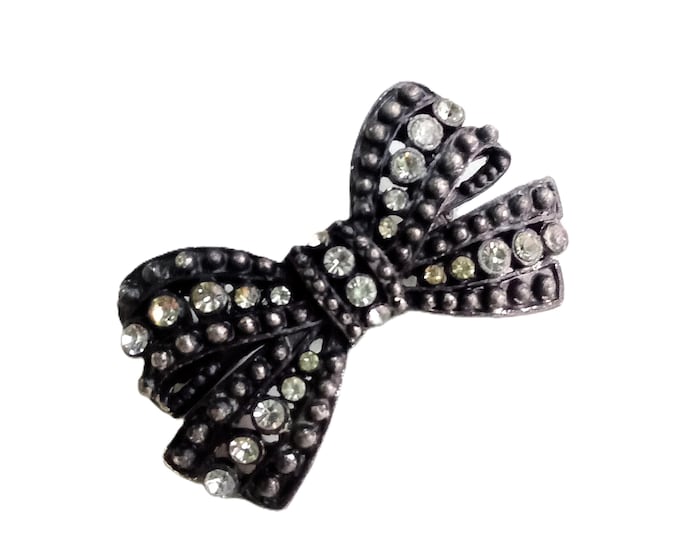 Broche Vintage Années 40/50 Nœud Argenté – Strass Cristaux Anciens – Bijou Rétro Chic – Style Pin-up et Romantique